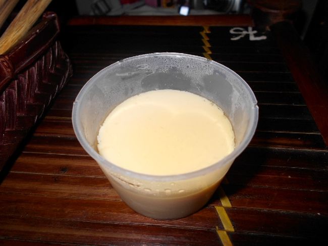 そして最後に、<br />情報ソースにお勧めとあった<br />ケム・カラメル（プリン）です。<br /><br />これが、南部のバインフランと違って<br />ふわ〜っとしてて、<br />カラメルも、濃くなくって<br />さらっとしてるんですよね。<br /><br />ハノイの料理っていうのは<br />フォーにしても、みんな優しい味がする♪