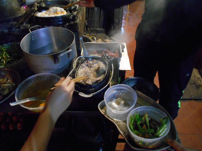 おこわやさんを出て<br />ホテルに向かって歩いていると<br />何やら、お肉の香ばしい香りが・・・<br /><br />見てみると、店の裏で<br />豪快に、ベトナム風ステーキを焼いていました。<br /><br />鉄板を火にかけて、<br />その上にまずは、玉子を2個入れて目玉焼き。<br />これはターンオーバーで。<br /><br />もう一つの鉄板には、牛肉がじゅうじゅうと。<br />そこにいあろんな野菜を入れて一緒に焼きあがったら<br />その上に、目玉焼きを乗っけてお客さんに出すらしいです。<br /><br />美味しそうだったので<br />（でも、食べきれそうになかったから）<br />ひとつテイクアウトしました。