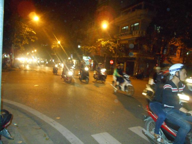 夜の道も<br />バイクのライトで煌々と・・・。<br /><br />バイクの数は全然、減ってないような気がします＾＾；