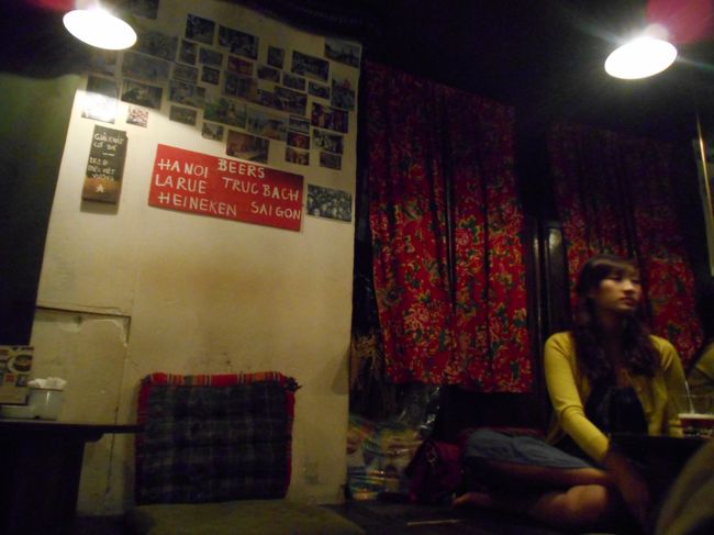 コン・カフェは2階席もあるので<br />当然、2階の壁とは反対側に席をとりました。