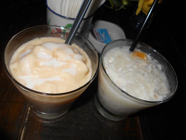 私たちが注文したのは<br />マンゴースムージー（左45000VND)と<br />マンゴーヨーグルト（右50000VND)