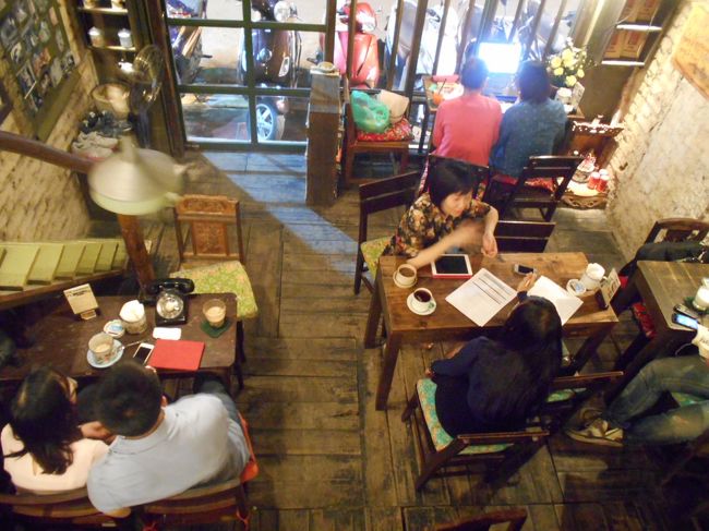 私たちが座ったところからは<br />1階席の様子も良く見えます。<br /><br />みんな、フリーWi-Fiなので<br />インターネットを使ったり<br />友人同士で語らったり・・・。