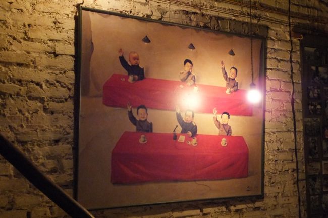 階段を上がる壁には<br />風刺画のようなものも・・・。