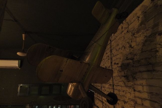 天井からは<br />ブリキでできたような<br />おもちゃの飛行機がディスプレイ。