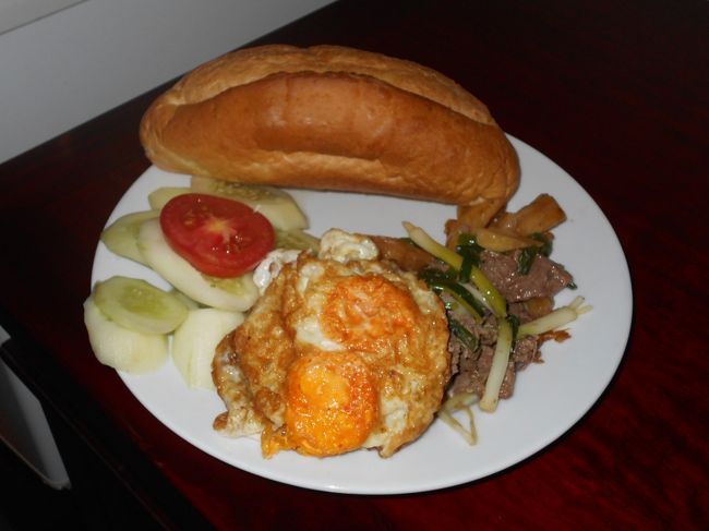 お部屋に帰ると<br />ホアン・ロンで買ってきた<br />ステーキ（バイン・ミー付き）を<br />お皿に盛っていただきました。<br /><br />なかなかにおいしかったです。<br /><br />う〜ん、お店で食べたかったなあ＾＾