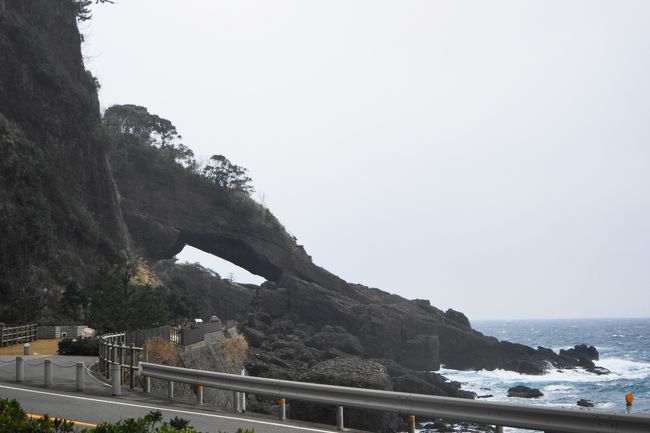 呼鳥門<br /><br />風と波の侵食で岩に穴がぽっかり開いた洞穴です。<br /><br />以前は、国道が走っていましたが、今は、写真の左側にトンネルが掘られていて、使われていません。落石もあるようで、防護ネットが張り巡らせてあるそうです。<br /><br />歩いて見にいけばよかったのですが、本当に台風のような強風でやめました。