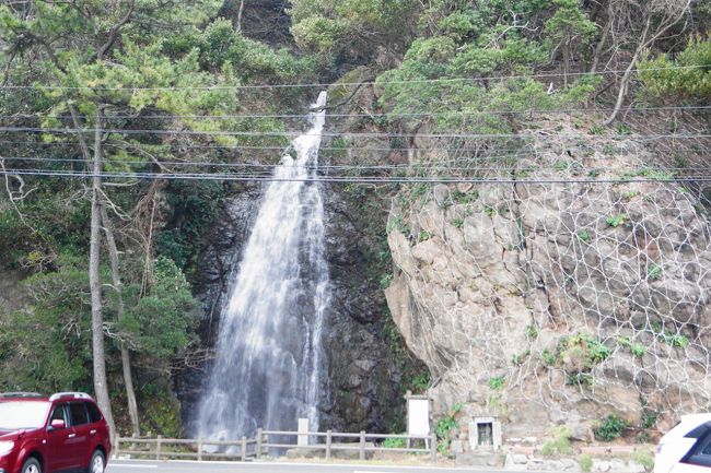足見滝 (タルミダキ)<br /><br />越前海岸唯一の滝で、樽海という地名から、別名、樽海滝ともいうそうです。<br /><br />お昼は、滝の前にある「樽海」さんでいただきました。<br />１階は普通の食堂、地階は個室で、宿泊もできるようです。<br />日本海に沈む夕日がウリのようです。外には生簀もあって、そのまま料理されるようです。<br />日本海を眺めながらの食事、それだけでポイントアップ！<br />お店は、海岸線に突き出したように建っています。
