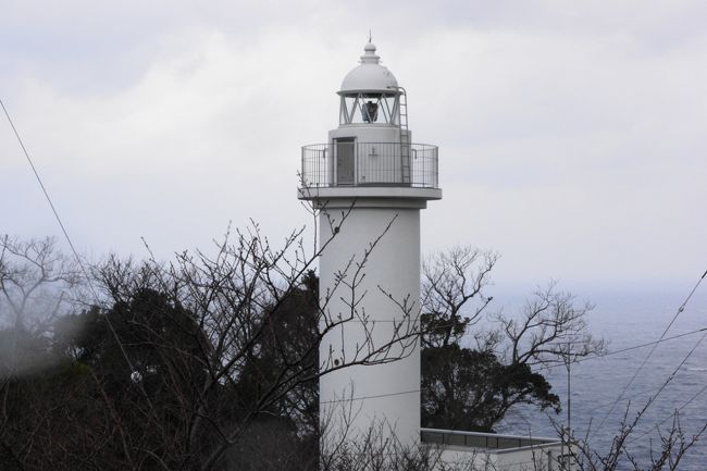 越前岬灯台<br /><br />越前岬灯台は、昭和１５年日本海の航路の安全を確保するため、130ｍもある岬の断崖に点灯されたものです。<br />現在の灯台は、平成２０年に改築された２代目となります。（公式ＨＰ）