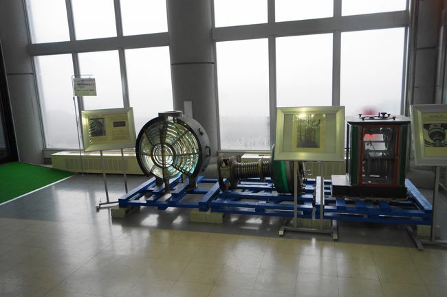 初代の灯台で使用されていた、フレネルレンズ・回転機構部分です。<br /><br />海上保安庁より寄贈され水仙の館に展示されています。<br /><br />一年中水仙を咲かすことが出来る部屋があります。低温に設定されていて夏はイイでしょうが、今は寒い！