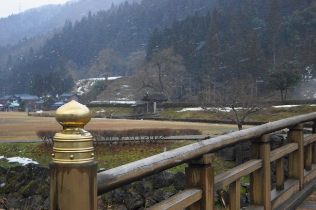 橋を渡って、朝倉館跡に向かいます。<br /><br />小さく見えているのが、唐門です。その奥の山には、一乗谷城があったそうです。