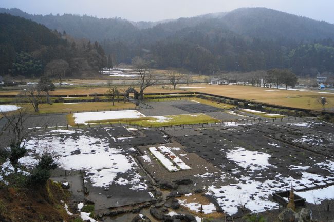 朝倉館（義景館）跡の全景です。<br />手前が庭園跡で、奥に唐門が見えます。<br /><br />