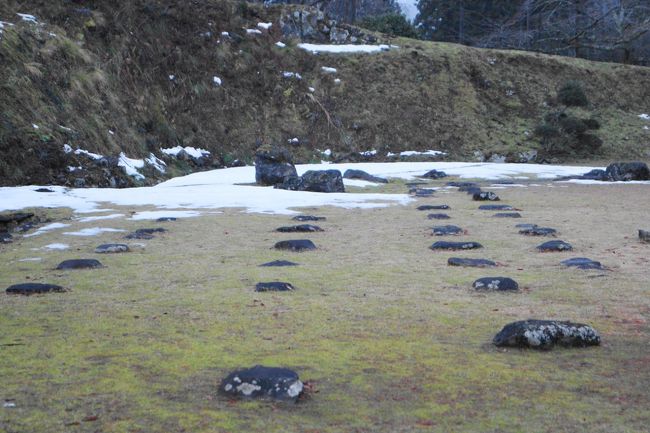 礎石が並んでいます。