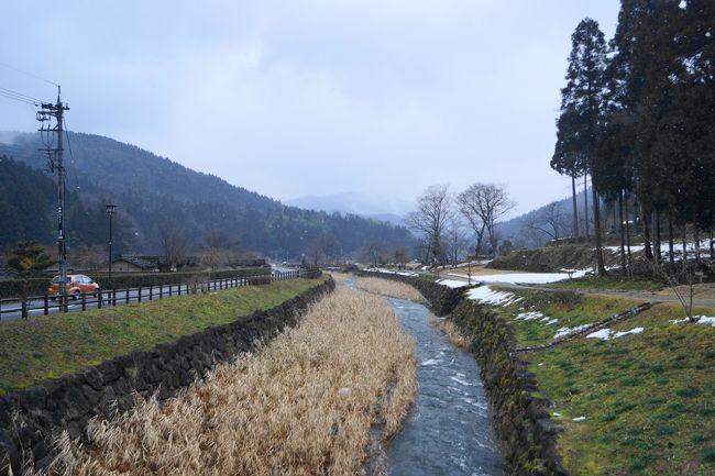 一乗谷川を挟んで、左が城下町、右が朝倉館跡です。<br /><br />周辺部にも遺構がたくさんあります。<br /><br />何もないところが、良いところです。<br /><br />