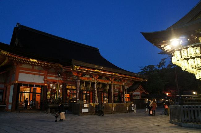 食事の予約まで時間があるので八坂神社もお参り。<br />奥のほうには小さいながら美の神様や刃物の神様を祭った社があり面白かったです。