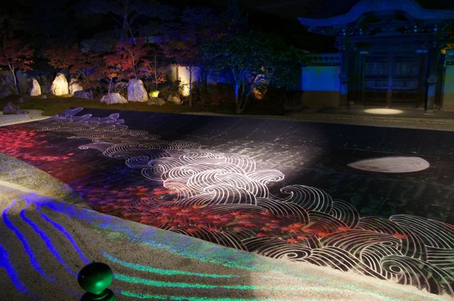 お庭もライトアップされてます。