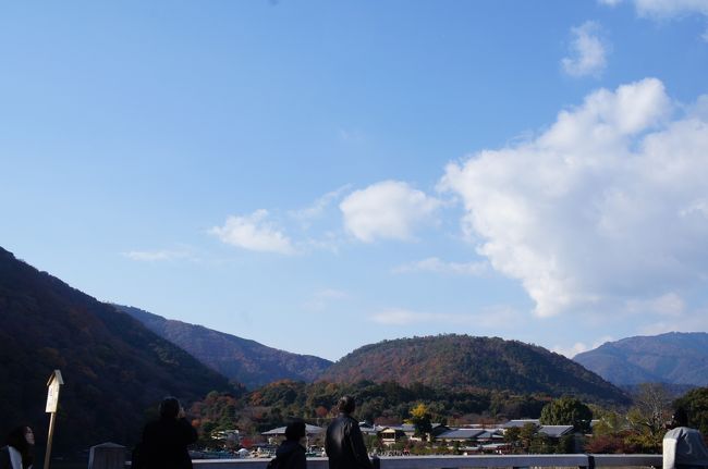 再び渡月橋のほうへ戻り、よーじやカフェで昼食。ゆずの効いたパスタが美味。<br />バスに乗って鈴虫寺に移動です。