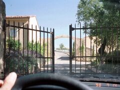 La Bastide de Moustiers

オーベルジュ アラン・デュカス直営の「ラ・バスティード・ド・ムスティエ」

車が近づくとセンサーが感知して鉄門が自動開閉しました。
日本では経験した事がなかったのでエラク感激！

このホテルに置いて有ったゲストのサイン帳。
見た限り日本人の名前は有りませんでした。
当然！はる は サインしました。