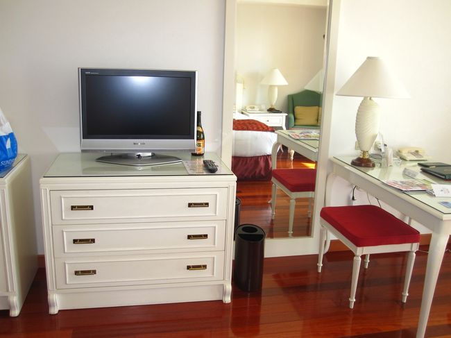 テレビとデスク（テレビは部屋の広さからすると小さ目です）