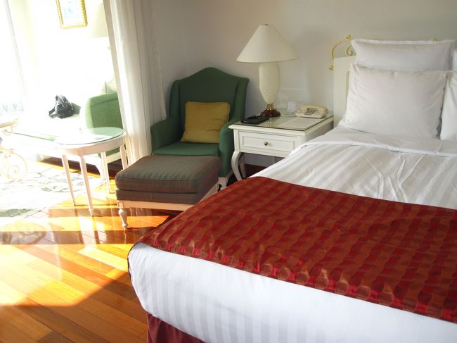 ベッドとオットマンつきの椅子を撮りました。奥に見えているソファーは読書にとっても良かったです。