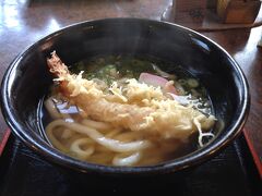 天ぷらうどんを。昆布の味がすごく出ています。美味しいです〜