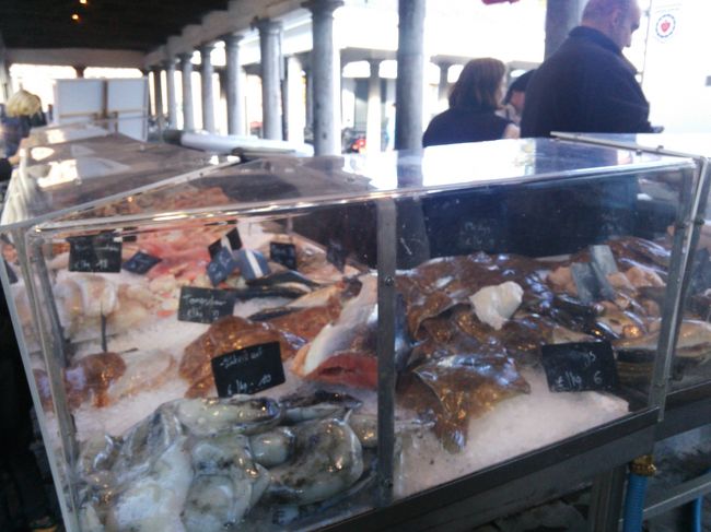 魚市場です。<br />なにやら撮影してるみたい。<br />