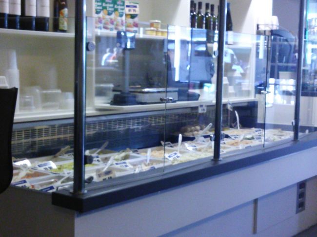 お腹が空いたのでランチにします！<br />魚市場の向かいにランチコースのお店が。<br /><br />お惣菜もあって美味しそう。