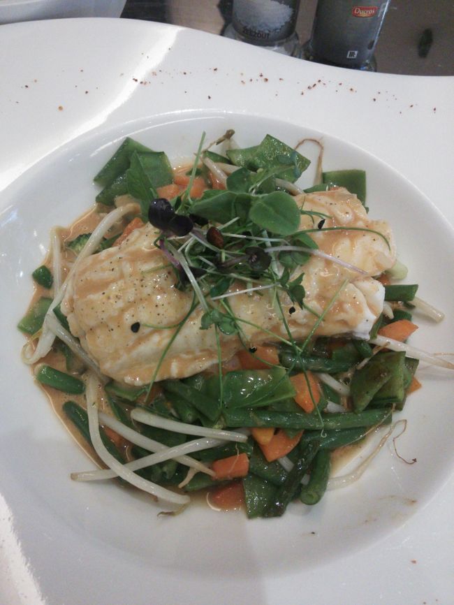 メインは白身魚のポワレ<br /><br />ふんわりポワレされた魚。<br />野菜たっぷりで、ソースはバターでモンテした感じでこくがあって。<br /><br />ひとり旅にはちょうどいいボリューム。<br /><br />