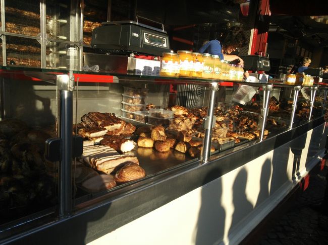 わかるかな？後ろにチキンがローストされてて。<br />手前のパンも一緒に買ってサンドにできるんです。