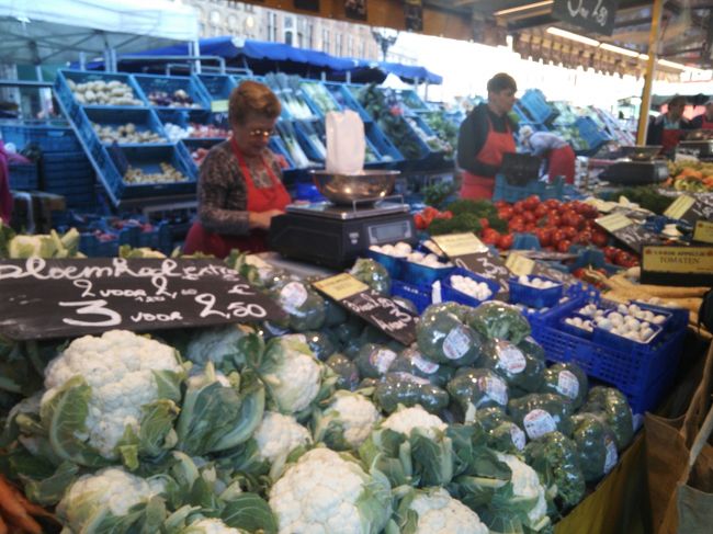 野菜を買いたい衝動にかられましたが、我慢。<br /><br />