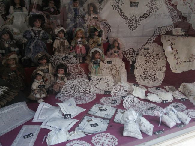 路地沿いのお店には<br />名物らしいレースのお店や