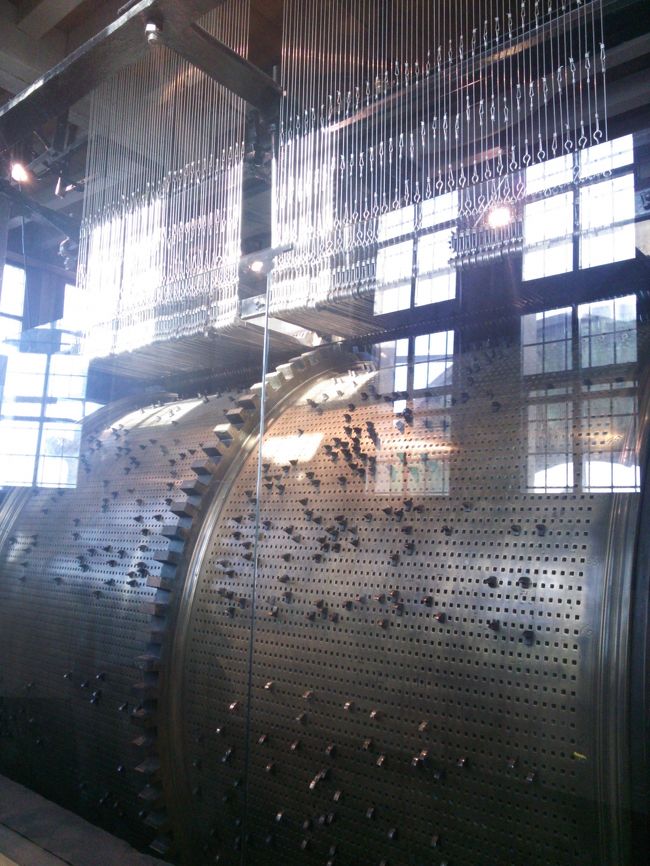 鐘の音は様々なメロディーを響かせます。<br />大きなオルゴールみたいな歯車が回ります。