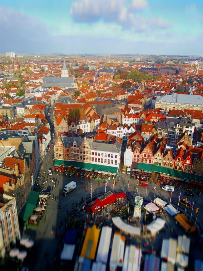 広場の市場から街並み<br /><br />世界遺産に登録されているブルージュ地区<br />