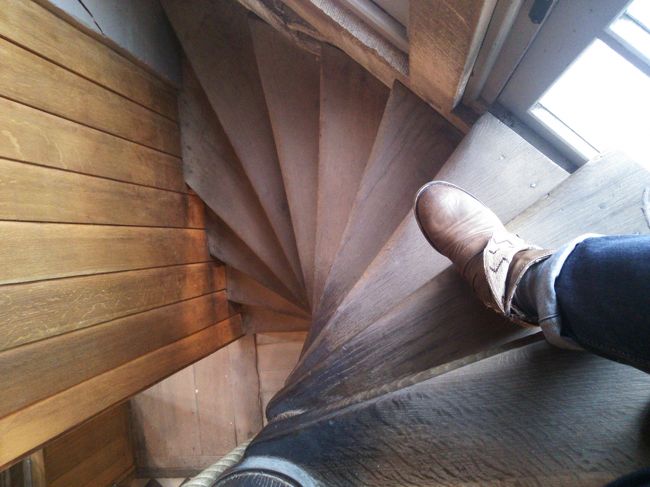 さらに上に向かうのですが、階段は靴幅より狭い。<br />かなり急です。