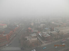 水曜１４時半。奥林匹克大廈アパートでくつろぐ。一時帰国まえ１７日の雪がまだ残る。天津はひどい濃霧。