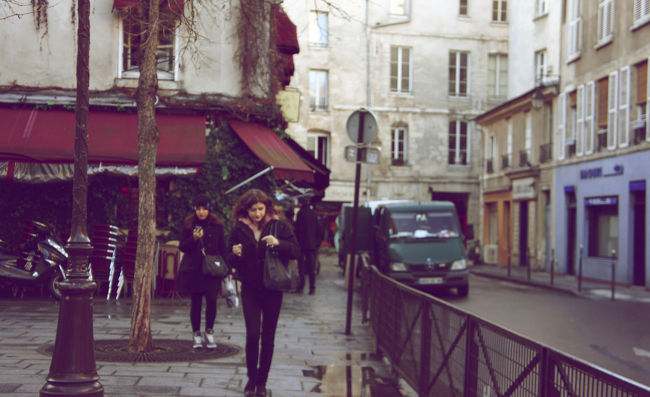 "les passants" 急ぐ