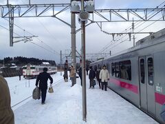 蟹田駅に8:43到着。実は蟹田駅と青函トンネルを抜けた先の木古内駅の間は、青春18きっぷの特例で特急券も追加乗車券もなしで特急の自由席に乗車が可能なのです。どうやら朋輩の方々も多いようで、自由席の乗り場には列が出来ていました。