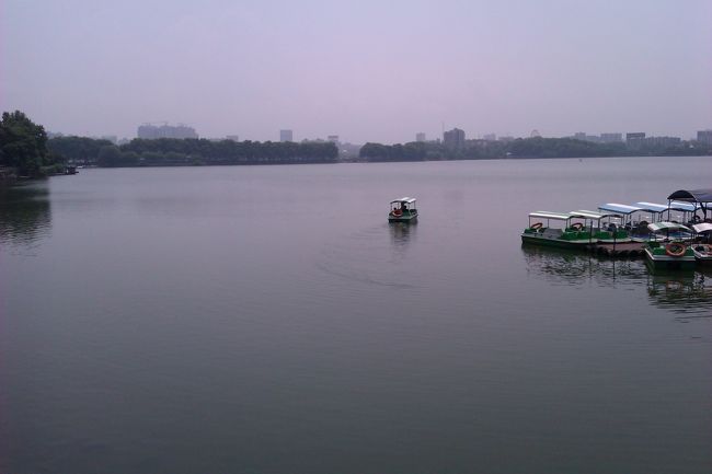 九江市内の甘棠湖です。この湖と隣接して南湖という広い湖もあります。長江流域とあって、蘇州などと同様、水と緑が多い都市です。