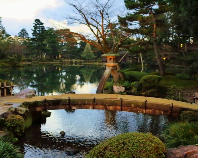 金沢-1 兼六園A 先ず,徽軫灯籠と霞ヶ池に ☆雪吊り松に落日赤々 金沢-1 兼六園A 先ず,徽軫灯籠と霞ヶ池に ☆雪吊り松に落日赤々