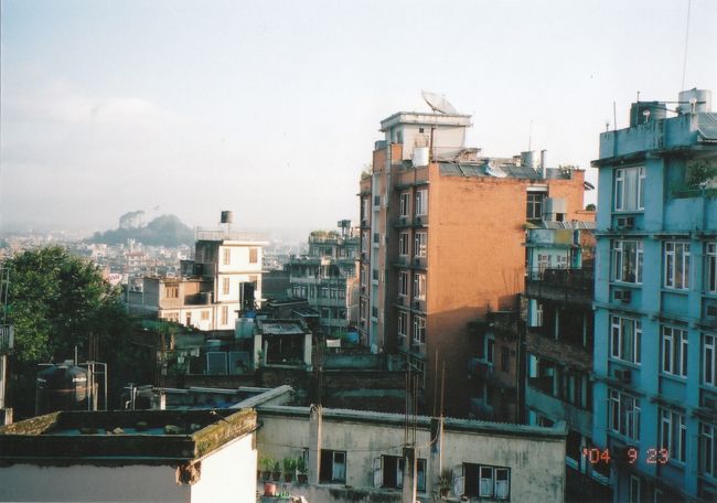 羽田から関空に向かう飛行機はガラガラで考え事をしていると1人旅ができるのか？とか不安になってきてリアルに後悔してました。バンコクはこの時はドンムアン空港が絶賛稼動中で、朝の空港は乗り継ぎ客であふれ、インド系の人が床で爆睡していたりカオスでした(笑)<br /><br />カトマンズに着くころには開き直り楽しむことを考えていましたが、イミグレで日本の方に話しかけられ偶然周りにいた4人で車をシェアして市内に行き、夕飯を一緒に取ることになりました。<br />