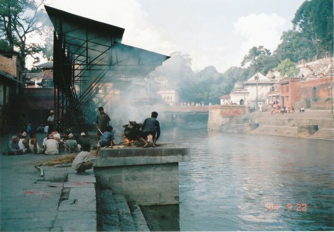 火葬場があり、続々と火葬されてました。<br />カルチャーショック。