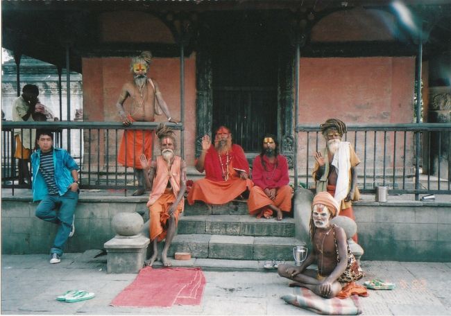 翌日は1人でブラブラ観光。<br />偽サドゥー集団がいて面白かったです。<br />お金渡すと一緒に写真撮ってくれます。ポーズも決めてくれます。