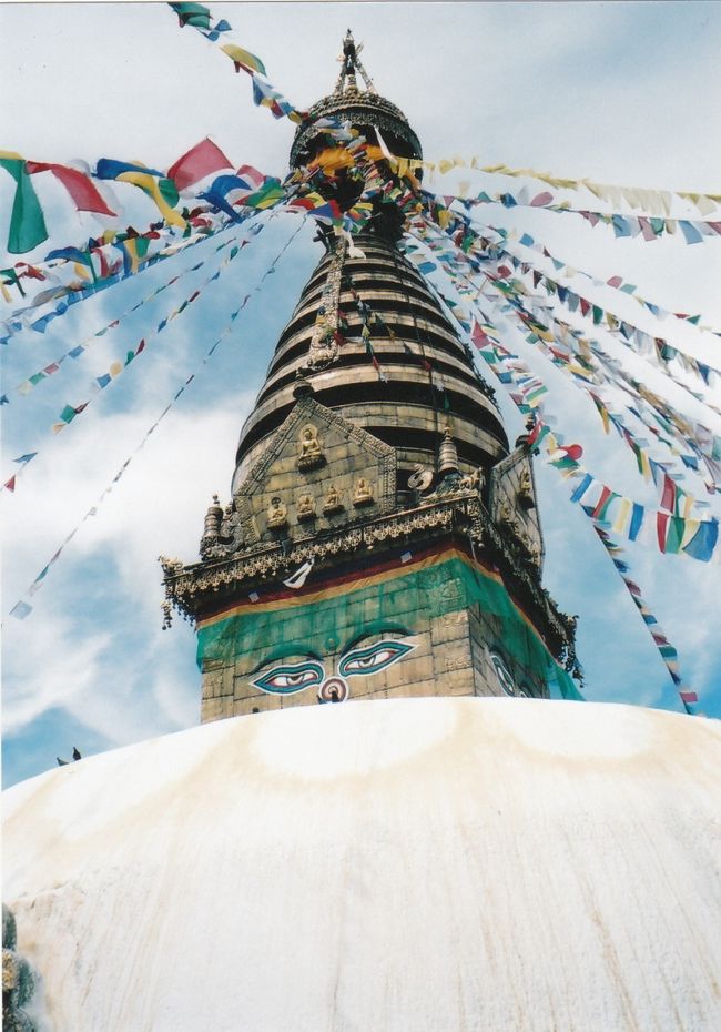 チャリで少々郊外のスワヤンブナートへ向かいました。