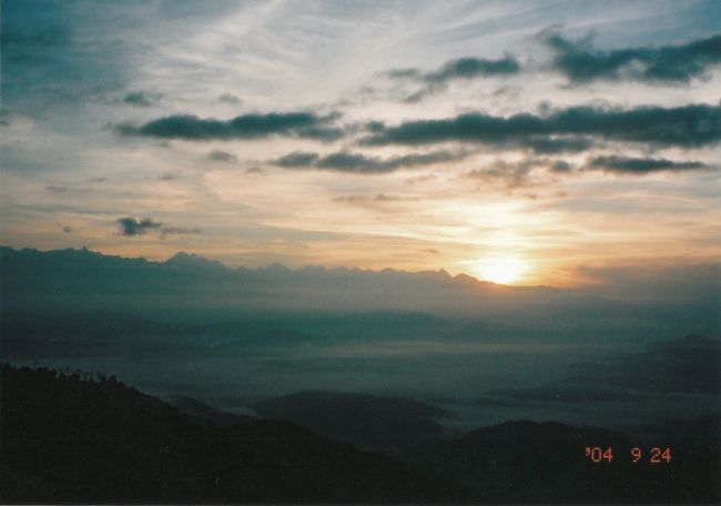 翌日は真っ暗なうちにホテルで手配してもらった車でナガルコットへ。<br />眠かった。