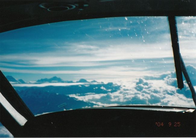 そして、コックピットにも入れてもらえ、山並みが楽しめます。<br />