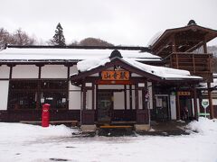 雪景色の山寺を狙ってはいたものの・・・吹雪いちゃっていると撮影を楽しんだり雪景色を味わったりすることができないし・・・あんまりお天気がいいと雪が反射して眩しいし（グラサンかけると撮影しにくい）・・・できれば、ちょっと雪が降っていてもいいから（雪なら傘を差さなくていいので）曇りくらいがいいな・・・と思っていました。

東京や取手にしか住んだことがないので、雪が積もったとしても、翌日には晴れて、すぐに溶けてしまう・・・という状態しか知らないので、雪国の晴れた時に、どんな感じでどれだけ雪が残っているものなのか・・・よくわからない。仙台の中心部も、雪の回数はかなり多いけれど、積もっても、１日経たないうちに溶けて消えてしまうし・・・。

明日は、気温が上がる・・・という予報なので、その前に行こうと思いたった今日、ちょうど曇り空だしいいかな・・・。

お昼頃、最寄りの北仙台から仙山線に乗ります。

やはり、作並の手前あたりから全然風景が変わります。車窓からはすっかり雪景色へ・・・。

１時間あまりで山寺駅に到着〜。

こちらでは、雪が降っていました。でも、そんなに吹雪いていないので、撮影して歩くには困りません。傘ささなくても濡れませんし。

駅で降りる人もほとんどいなくて・・・駅前もひっそりとした感じ。

参道のお店とか営業してんのかなぁ・・・と、山寺に行こうと思っていた時から、ちょっと疑問に思っていました。

