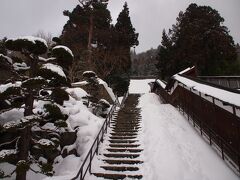 まもなく、山寺の登山口の階段の下にたどり着きました。

一応、ひとりぶん上り下りできる程度に雪がよけられていますね。