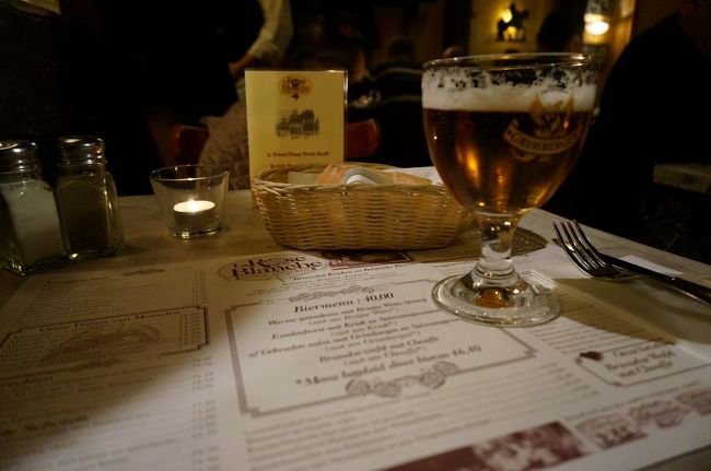ベルギーでの最後の食事<br />グランプラスの広場内にある「ラ・ローズ・ブランシュ」<br /><br />ビールはグリムベルゲンブロンド<br />3.50ユーロ