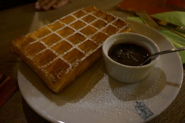 「ラ・ローズ・ブランシュ」で<br />隣に座っていたスイス人のおじ様に誘われ<br />ビール１杯だけならと・・・<br />グランプラス内にあるバーへ<br />勝手にワッフル頼んでくれてました。<br />