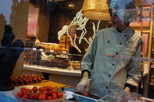 生のイチゴにチョコレートを<br />コーティングしてました。<br />美味しそう♪