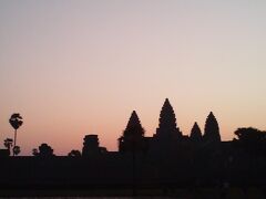 5:00
昨日のトゥクトゥクの運ちゃんと交渉し20$で一日チャーター。
5時のホテルの前待ち合わせ、アンコールワットからの朝日を見に行く。
前回は日程の関係で見られなかったのでそのリベンジ。

1月のカンボジアの早朝は、南国とはいえ寒い。

ベストショットを何度か狙うか、
型の古いカメラのためかあまり上手く撮れない。
そうこうしているうちにカメラの電池が切れてしまう。
なんというタイミングの良さ…

リベンジ失敗かと思ったが、
日本から持ってきた携帯で撮ってみると、意外とよかったり。

